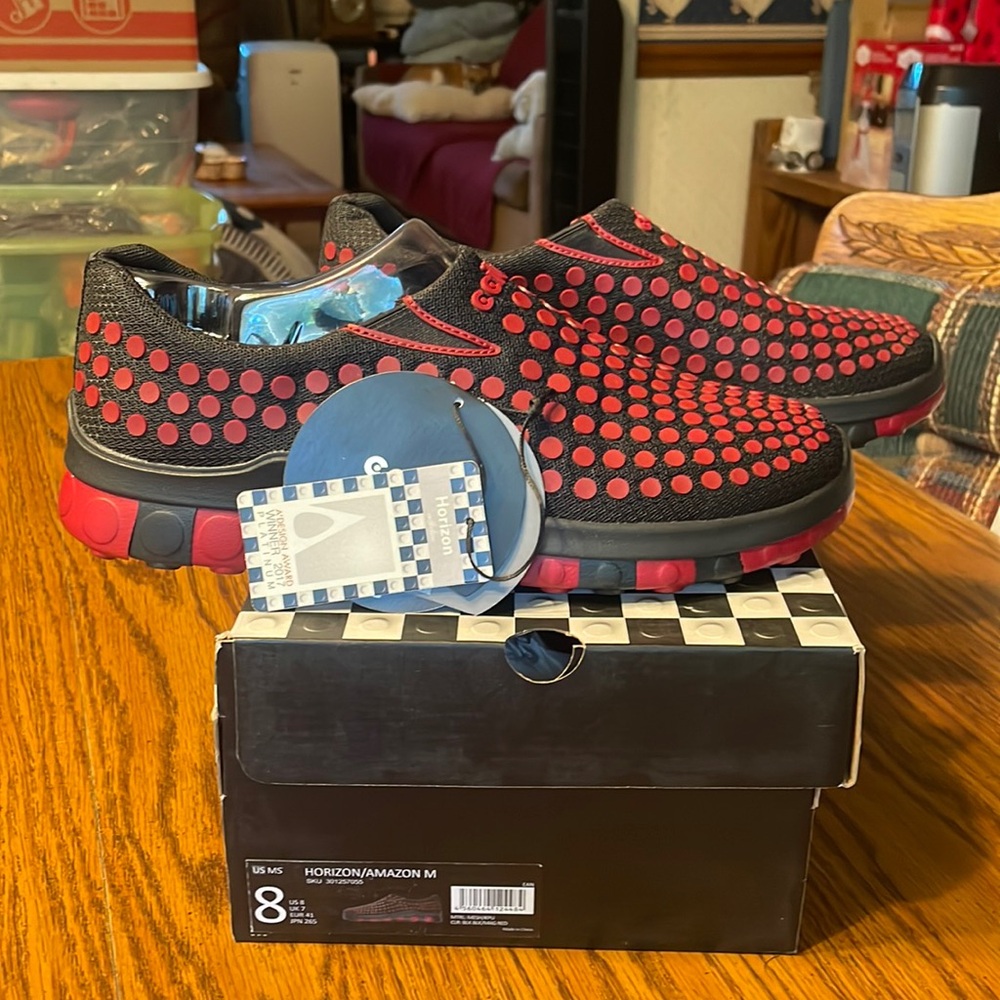 CCILU Horizon men’s Amazon hiking shoe/sneaker size US 8M, red and black.